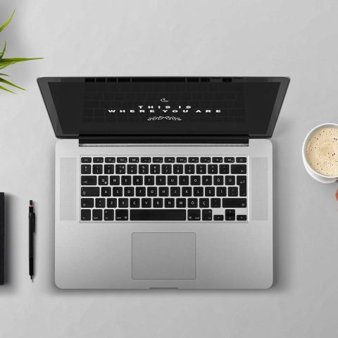 Persoon die aan een laptop werkt in een koffiebar als freelancer
