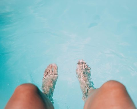 Sporter die water drinkt in de buitenlucht op een warme zomerdag