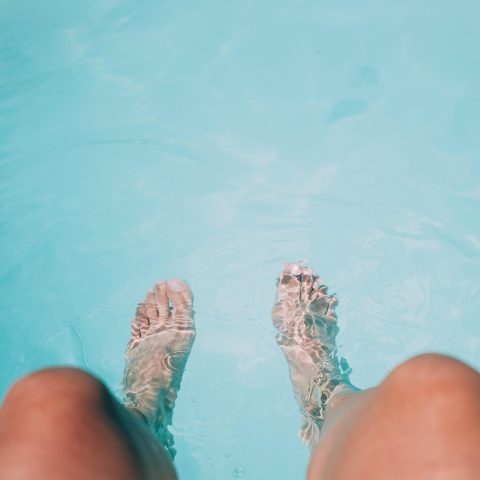 Sporter die water drinkt in de buitenlucht op een warme zomerdag