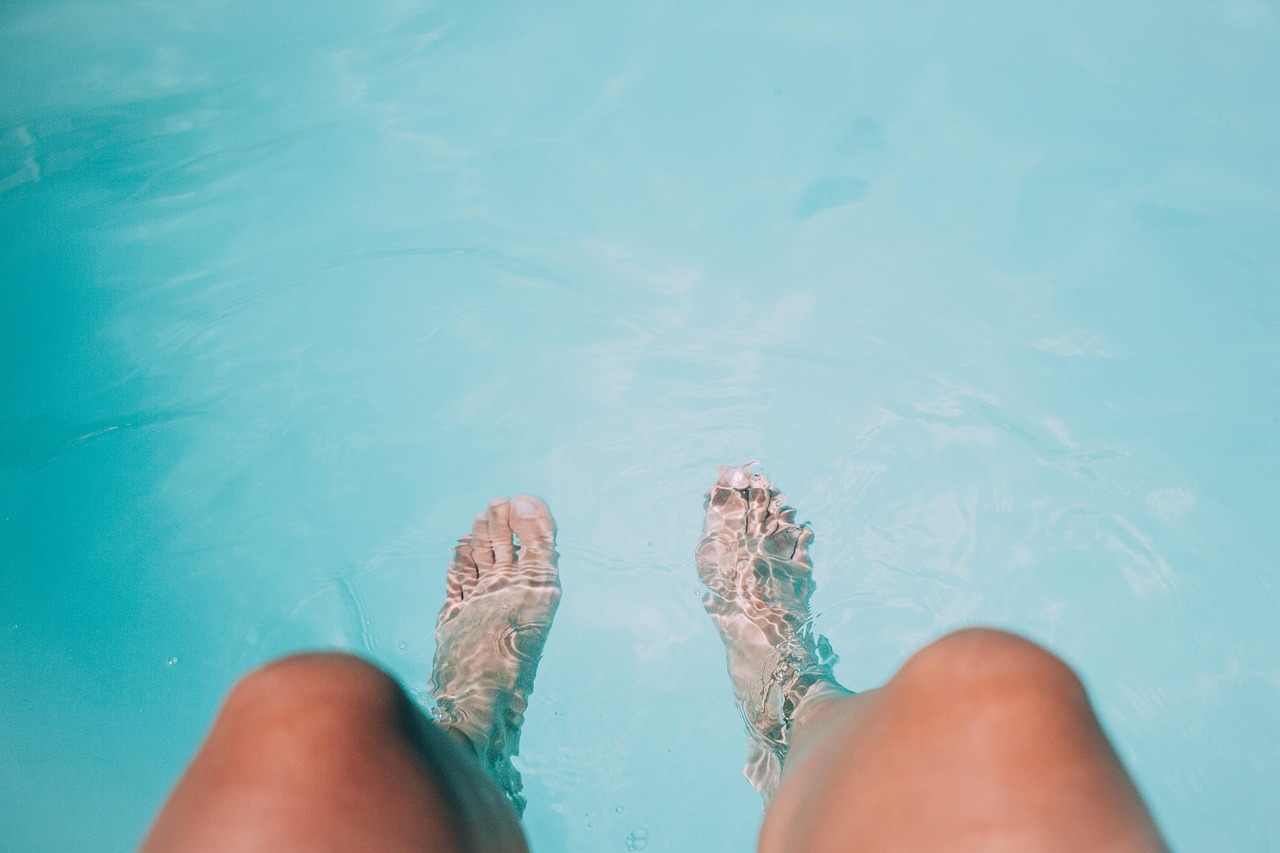 Sporter die water drinkt in de buitenlucht op een warme zomerdag