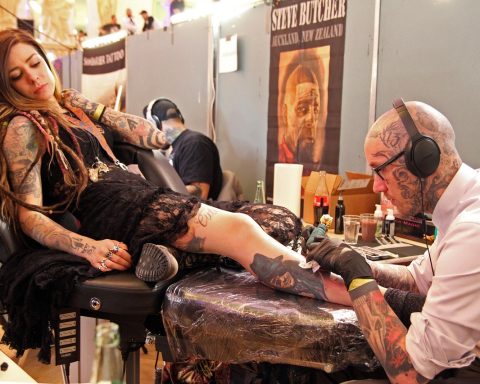 Close-up van een verse tattoo op een arm in de zomer, beschermd tegen zonlicht