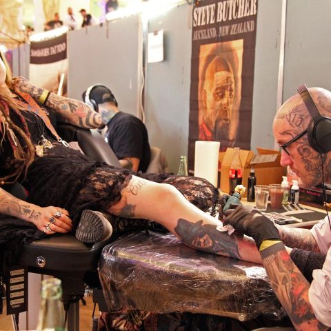 Close-up van een verse tattoo op een arm in de zomer, beschermd tegen zonlicht