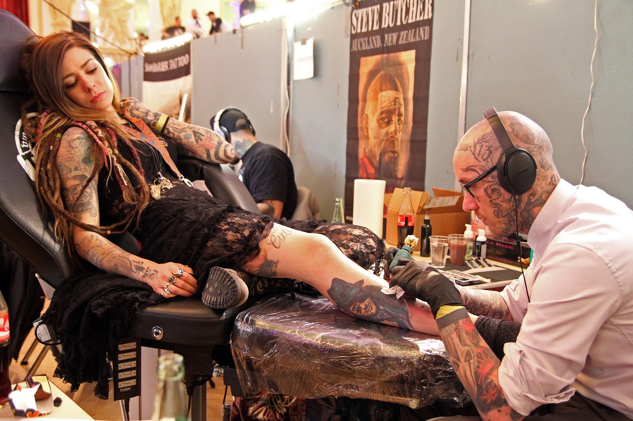 Close-up van een verse tattoo op een arm in de zomer, beschermd tegen zonlicht