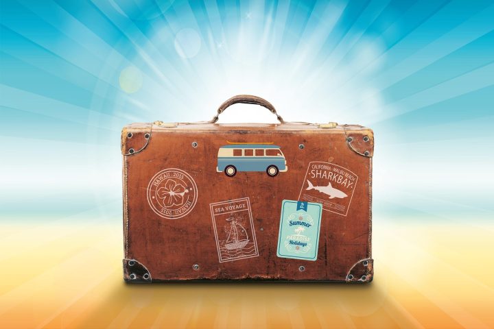 Toilettas met zonnebrand en verzorgingsproducten klaargelegd voor een zomervakantie
