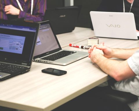Collega's in overleg aan een vergadertafel op kantoor