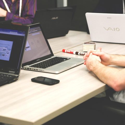 Collega's in overleg aan een vergadertafel op kantoor