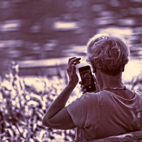 Vrouw die haar huid controleert in de spiegel op pigmentvlekken