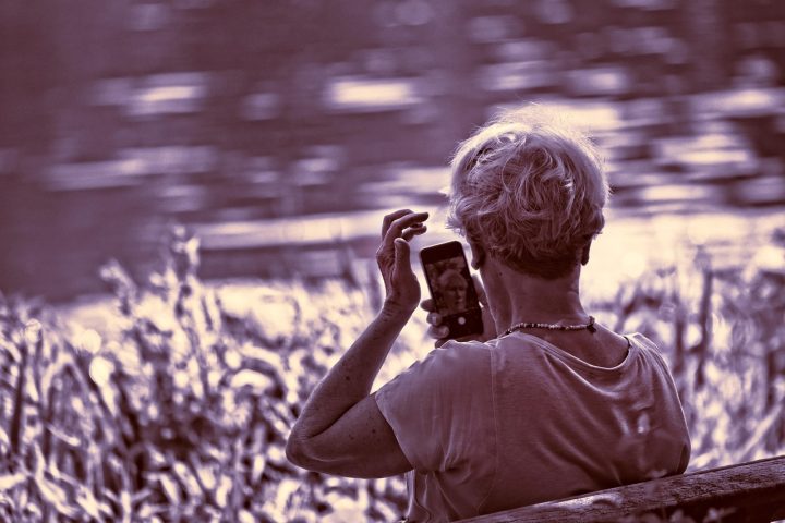 Vrouw die haar huid controleert in de spiegel op pigmentvlekken