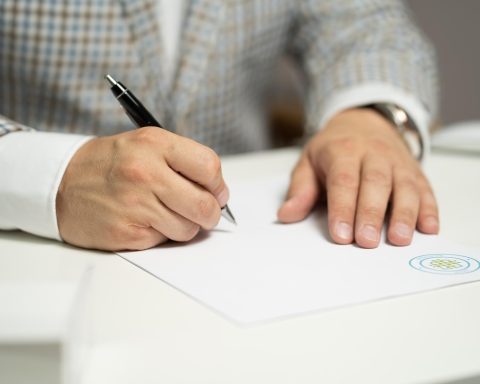 Tijdelijke kracht in een magazijn die een arbeidscontract doorleest voor ondertekening