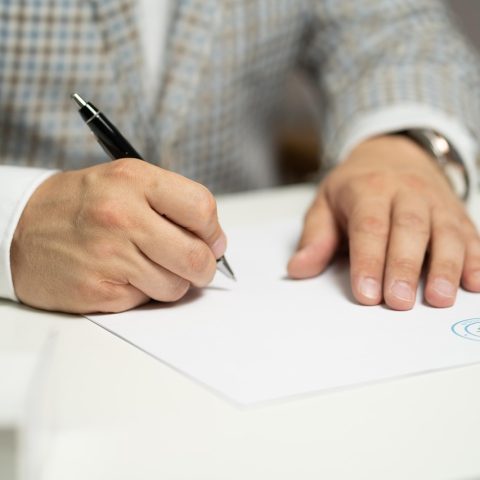 Tijdelijke kracht in een magazijn die een arbeidscontract doorleest voor ondertekening