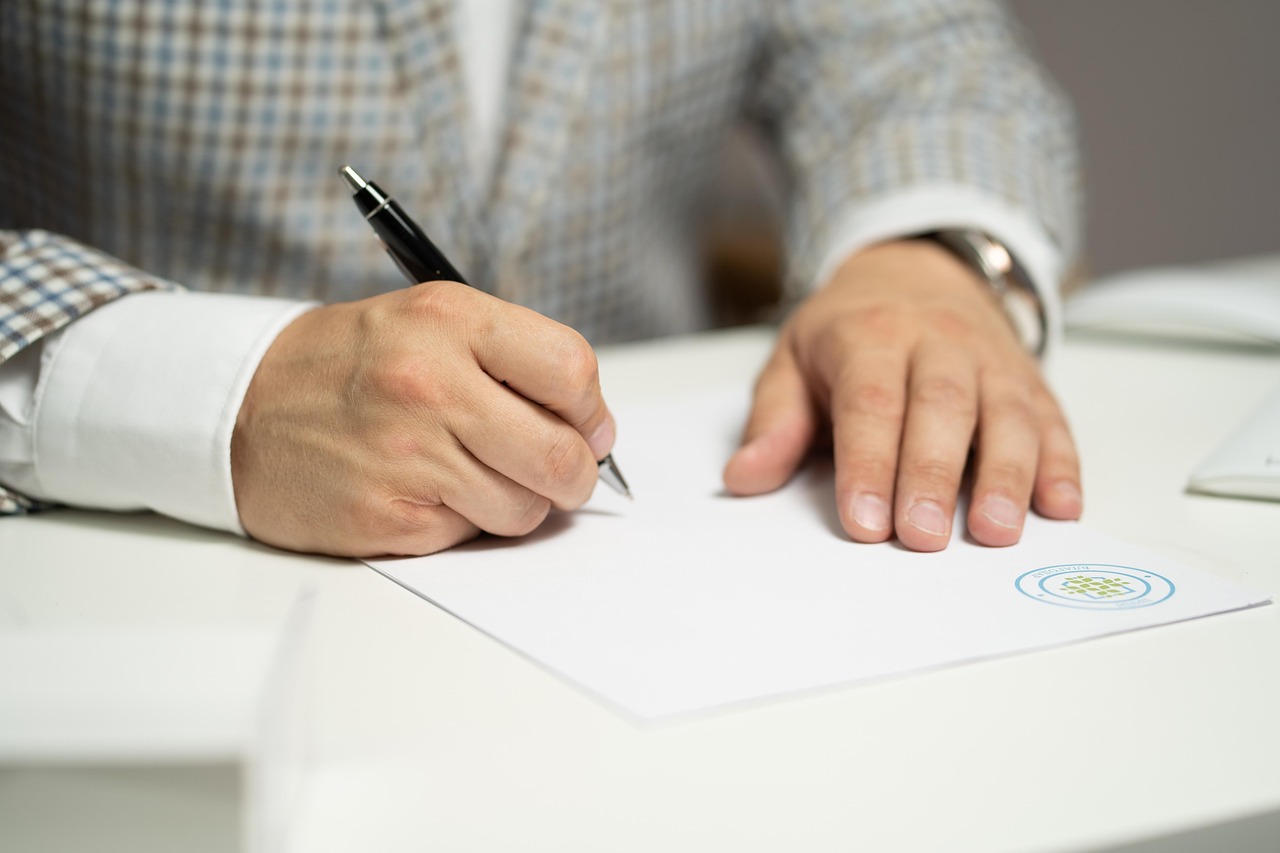 Tijdelijke kracht in een magazijn die een arbeidscontract doorleest voor ondertekening