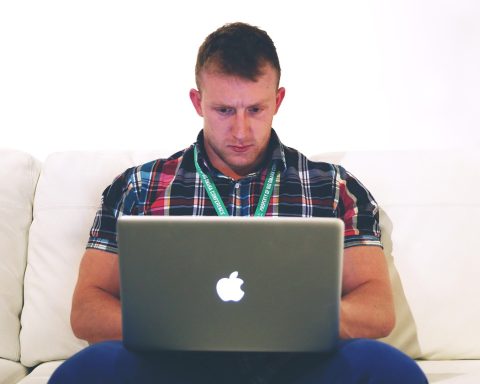 Freelancer werkt vanuit thuiskantoor op laptop aan opdracht voor buitenlandse klant