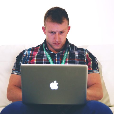 Freelancer werkt vanuit thuiskantoor op laptop aan opdracht voor buitenlandse klant
