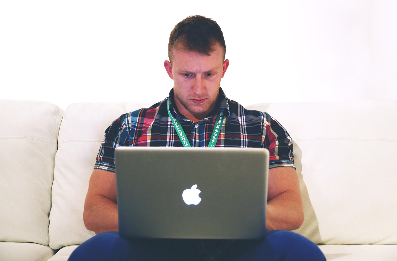 Freelancer werkt vanuit thuiskantoor op laptop aan opdracht voor buitenlandse klant