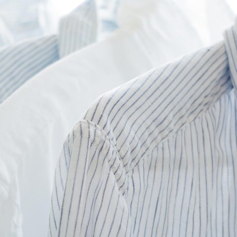 Een linnen blouse gecombineerd met een wollen vest en laarzen als najaarsoutfit
