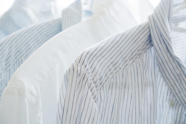 Een linnen blouse gecombineerd met een wollen vest en laarzen als najaarsoutfit