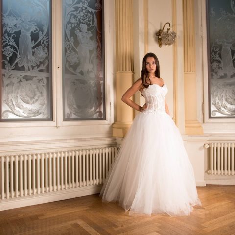 Een vrouw in een vloerlange maxi-jurk die de enkels net vrij laat