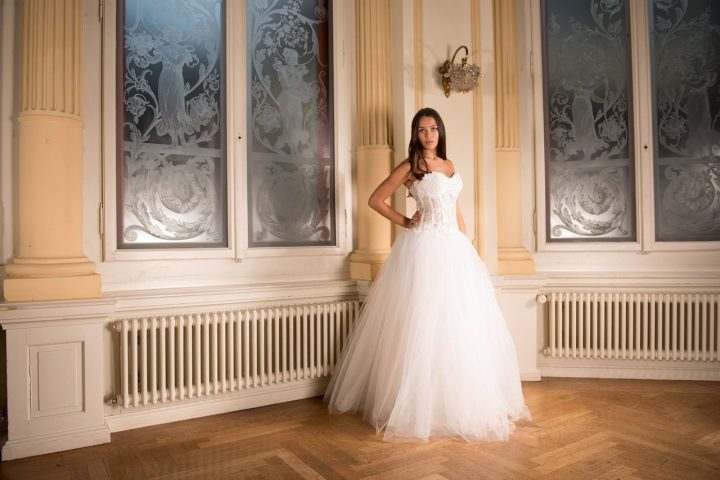 Een vrouw in een vloerlange maxi-jurk die de enkels net vrij laat