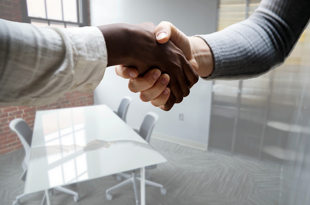Twee mensen in een sollicitatiegesprek aan een kantaartafel