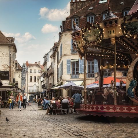 Drukke straatscène in een Colombiaanse stad, sfeervolle setting voor een misdaadserie