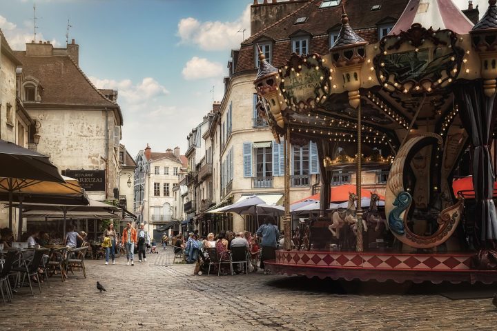 Drukke straatscène in een Colombiaanse stad, sfeervolle setting voor een misdaadserie